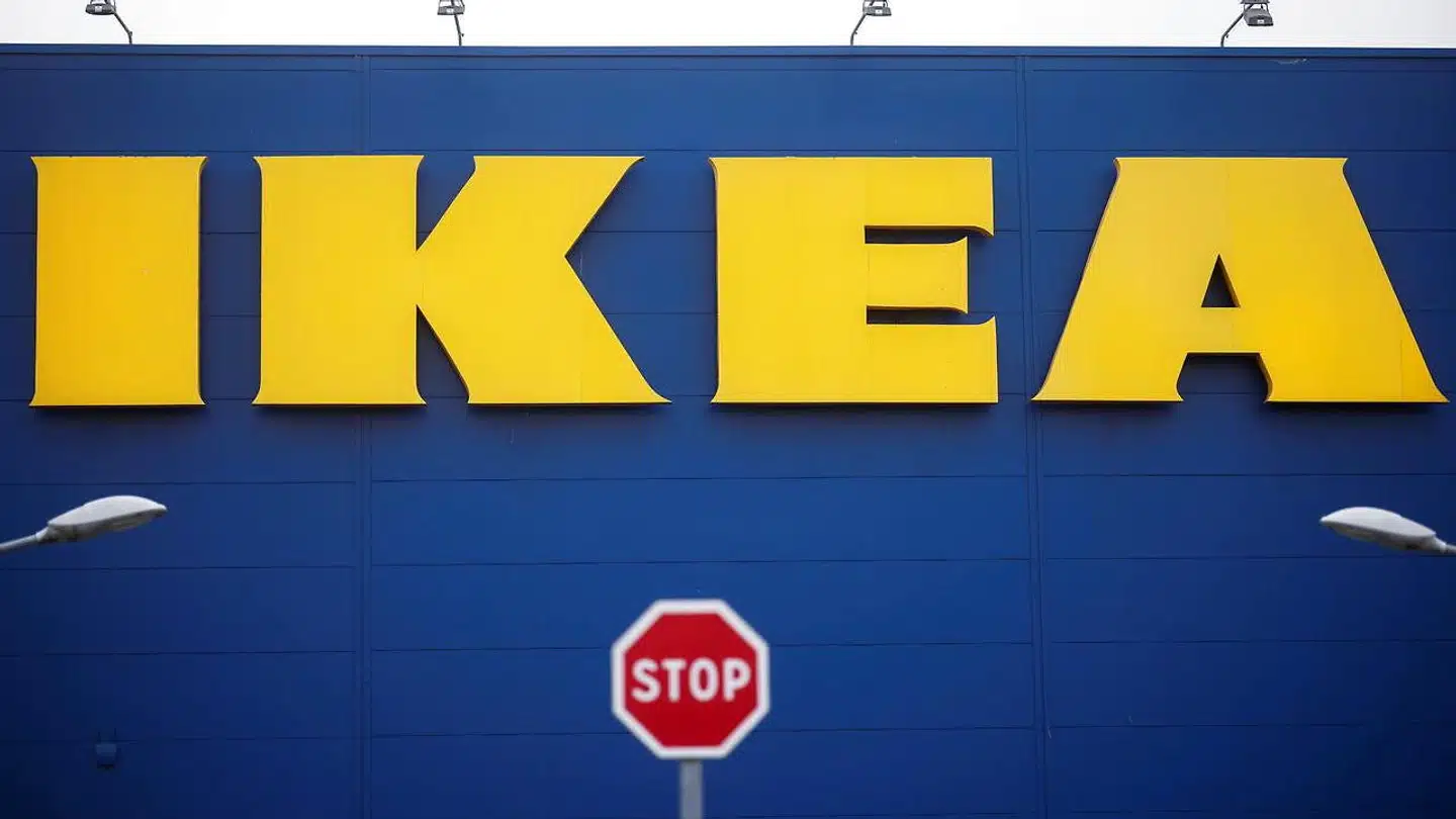 Den svenske møbelgigant lægger nu yderligere pres på sine ansatte for at blive vaccineret ved at skære i sygelønnen, hvis man må gå i selvisolation.