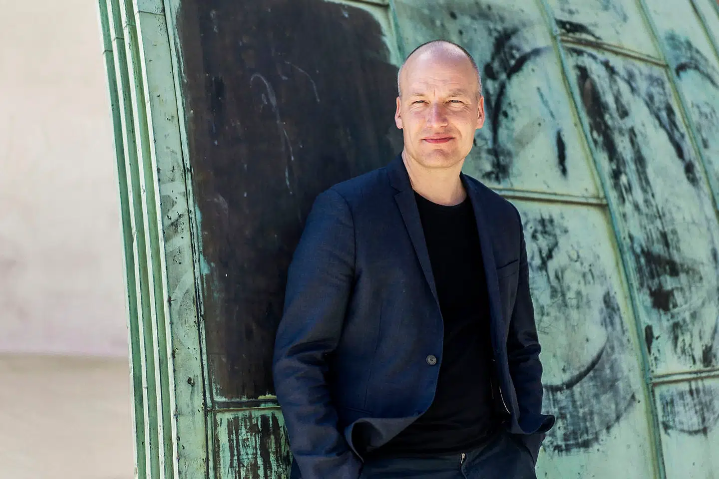 »Selvom Pelle Dragsted altså ikke vil svare på, hvad det vil betyde for lysten til at investere i Danmark og tilskyndelsen til at flytte fra Danmark, så har han med sin model dog fortalt mere om, hvordan kollektiviseringen skal foregå end Enhedslistens skiftende politiske ledere har,« skriver Ole Birk Olesen.