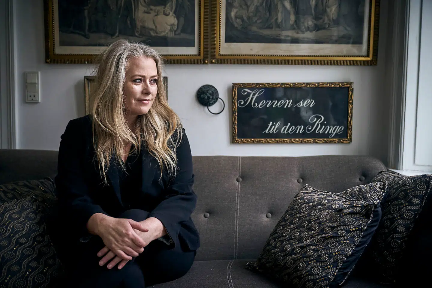 Myndighedernes splittende og usammenhængende budskaber til offentligheden omkring corona er ikke uden konsekvenser; det belaster sammenhængskraften, mener Anne Sofie Allarp.