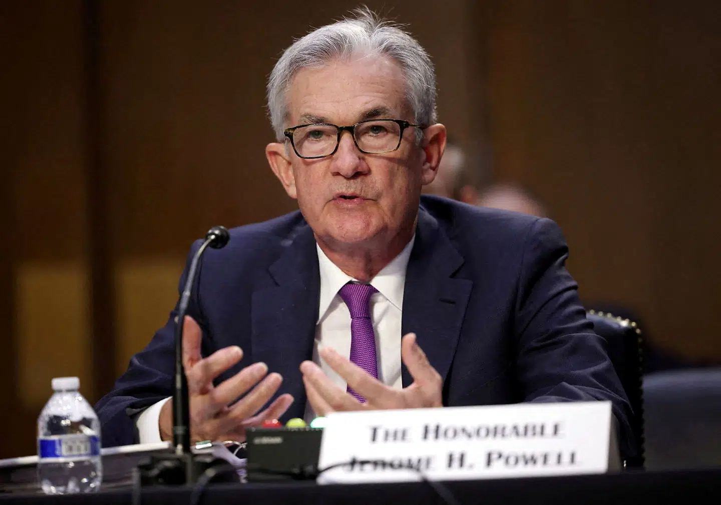 Ingen har rigtigt haft lyst til at høre efter, hvad chefen for den amerikanske centralbank Fed, Jerome Powell, siger. Derfor kom der nogle voldsomme reaktioner på de finansielle markeder, da det kom frem, at Fed vil stramme pengepolitikken hurtigere end forventet.