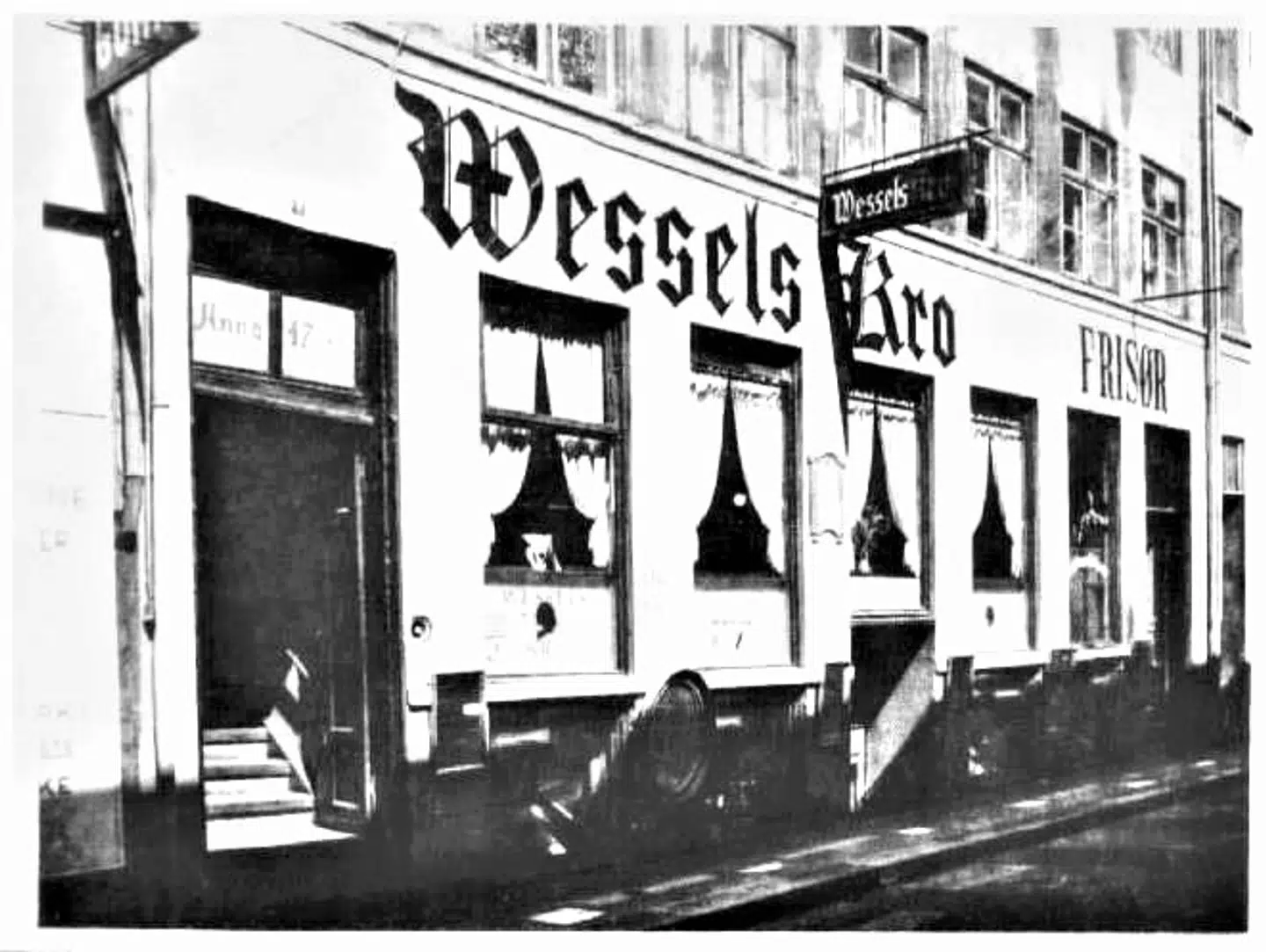 Wessels Kro er vokset med tiden. På postkortet her kan man se, at kroen engang havde en frisør som nabo.