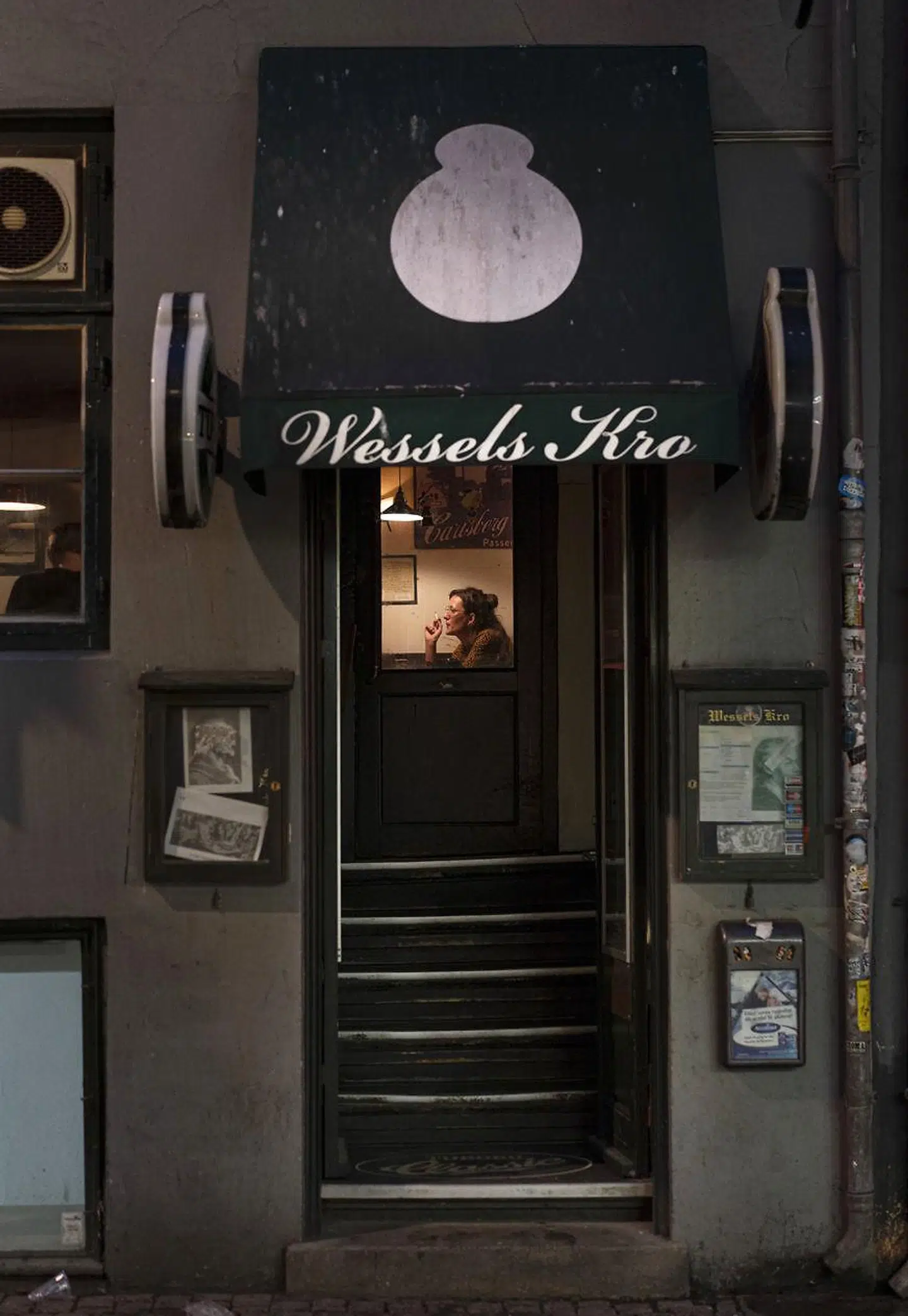 Historien om Wessels Kro kan spores 250 år tilbage. Allerede i indgangen bliver man mindet om forbindelsen til en tid, der for længst er forbi.