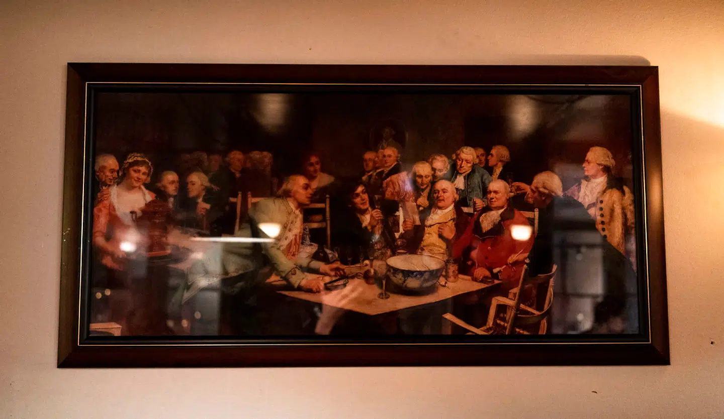 Maleriet »En aften i Norske Selskab« er udført af Eilif Peterssen i 1892 og gengiver en »tænkt situation« hos Madam Juels i Sværtegade 7 omkring 1780. Den unge Johan Herman Wessel sidder ved bordet med hævet glas.