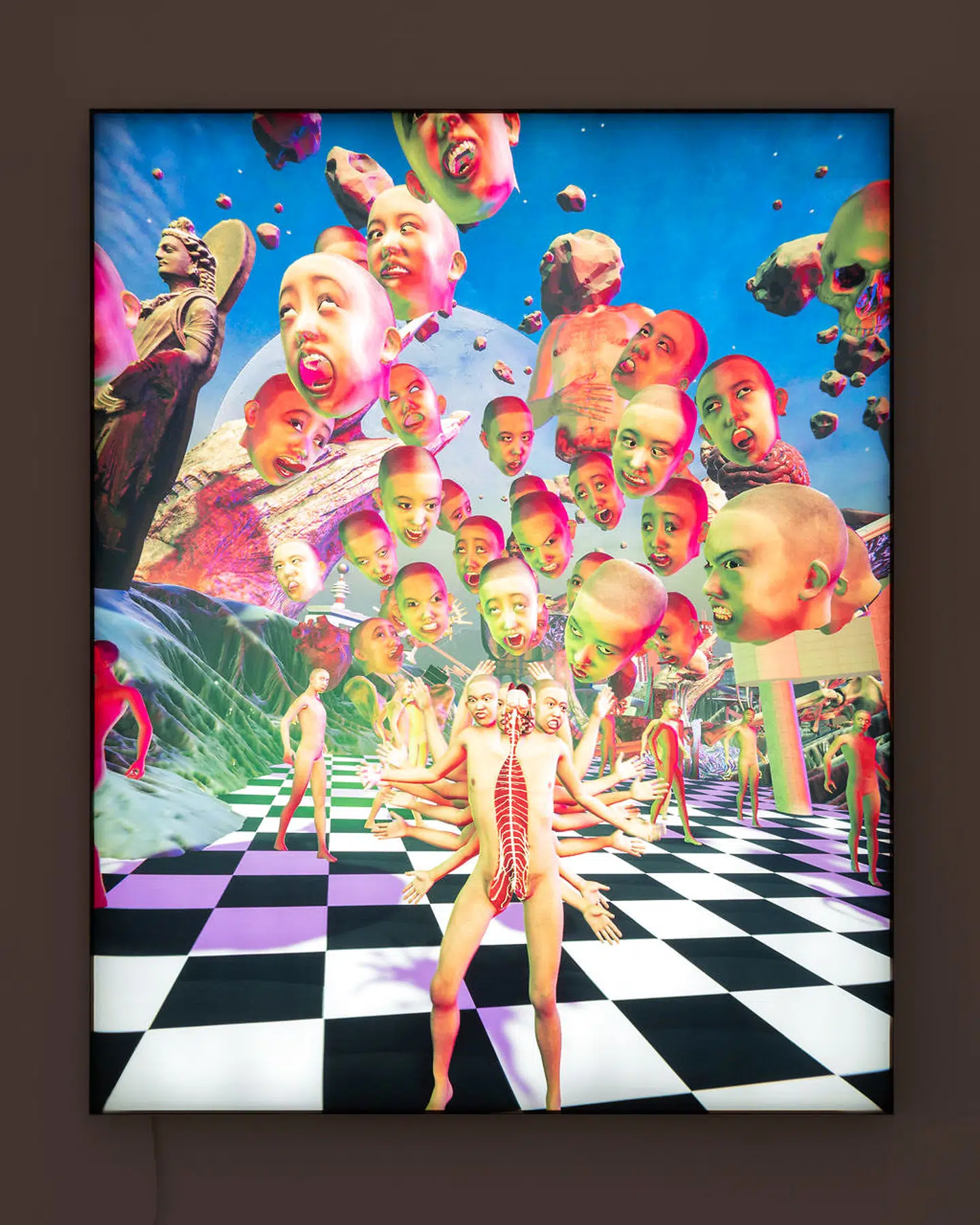 Lu Yangs alter ego i form af en nøgen skaldet kønsneutral version af »hende« selv med appropriationer af »hendes« eget ansigt, der går igen i en del af hendes værker. Her i et still fra videoværket »LuYang Delusional World/LuYang Hell«.