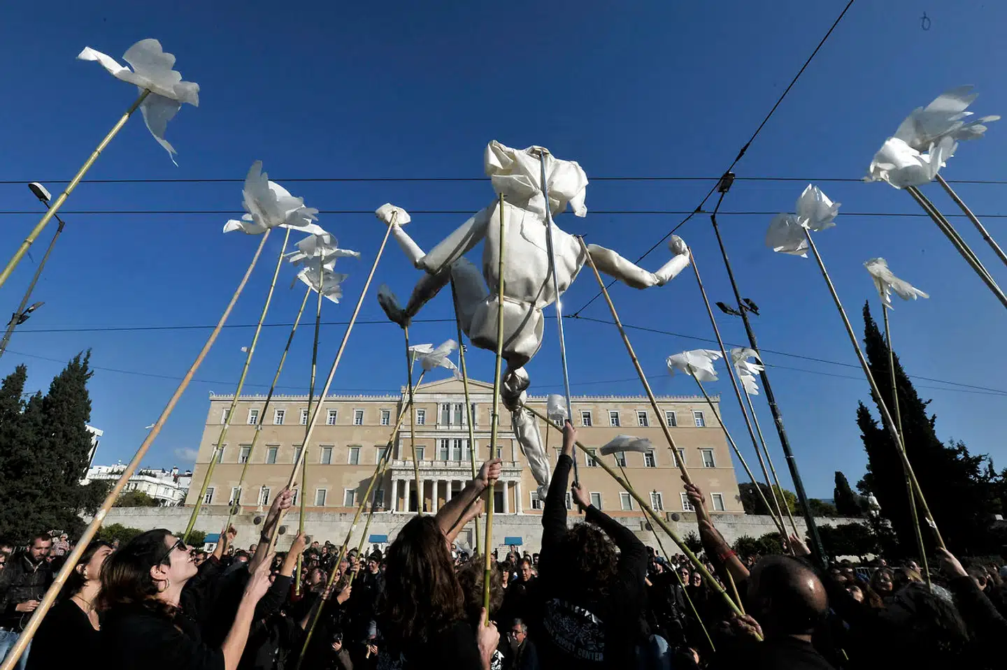 Marionetdukken er et klassisk billede på moderne politik. Man lader, som om andre er ansvarlige for den førte politik. Her marionetdukker ved en demonstration mod de dybe offentlige besparelser under gældskrisen i Grækenland. Et billede på, at den græske regering i virkeligheden var marionetter for EUs krav til landets finanspolitik.