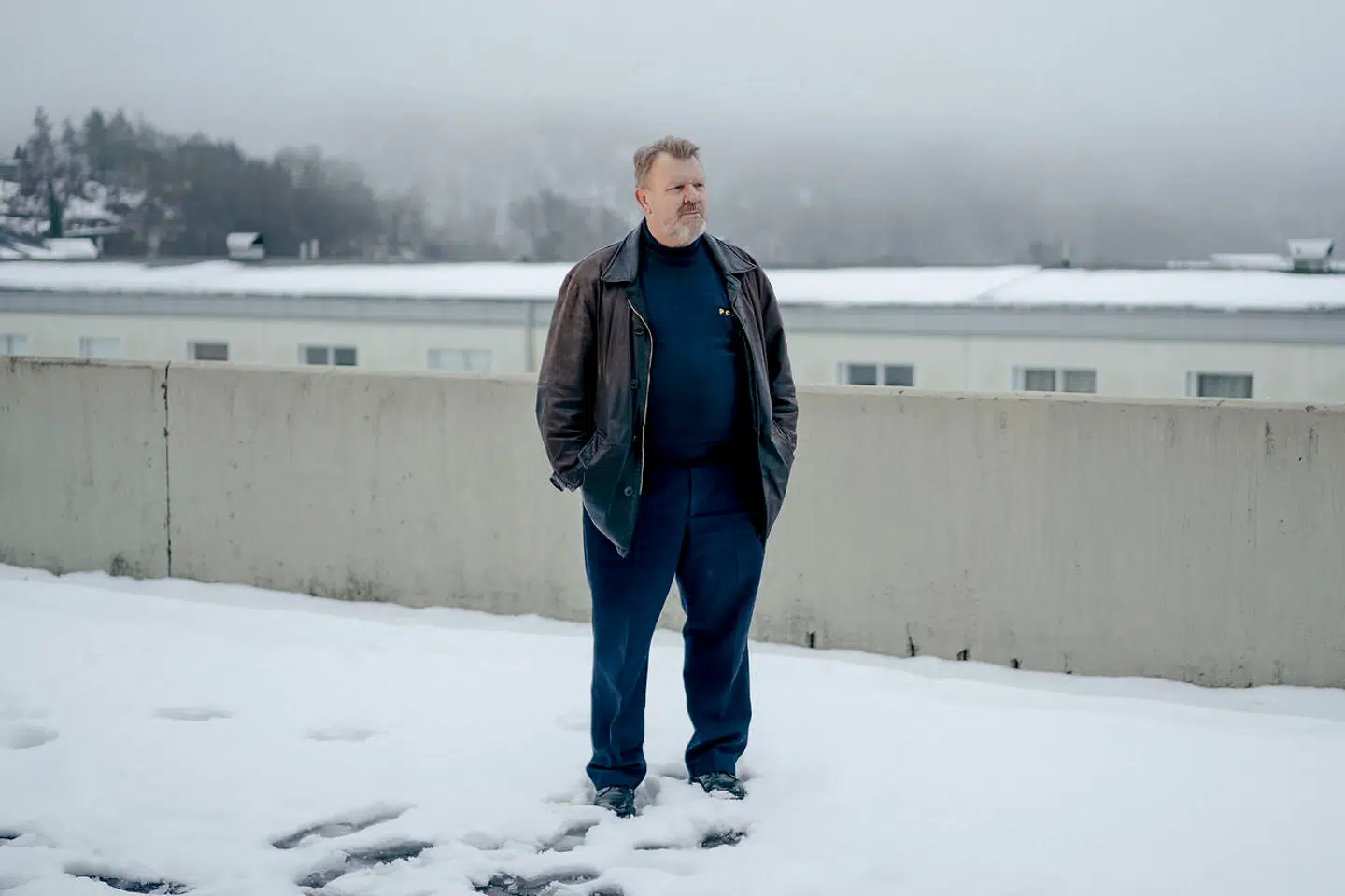 65-årige Ulf Boström er integrationsbetjent i Göteborg-forstæderne Hjällbo og Angered. Det er to af Sveriges hårdeste ghettoområder, hvor kriminelle bander og familieklaner kæmper om magten, og hvor volden er markant.