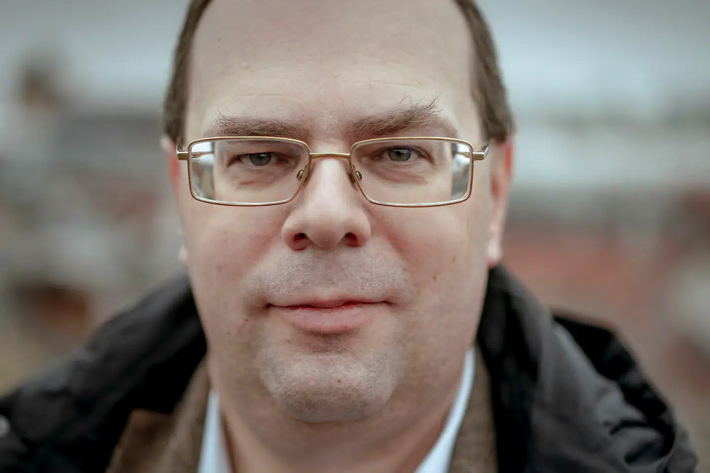 Aleksei Samosuev er ambassadør for Belarus til Danmark og Finland. Der er brug for politiske forandringer i Belarus, men ikke revolution, siger han.