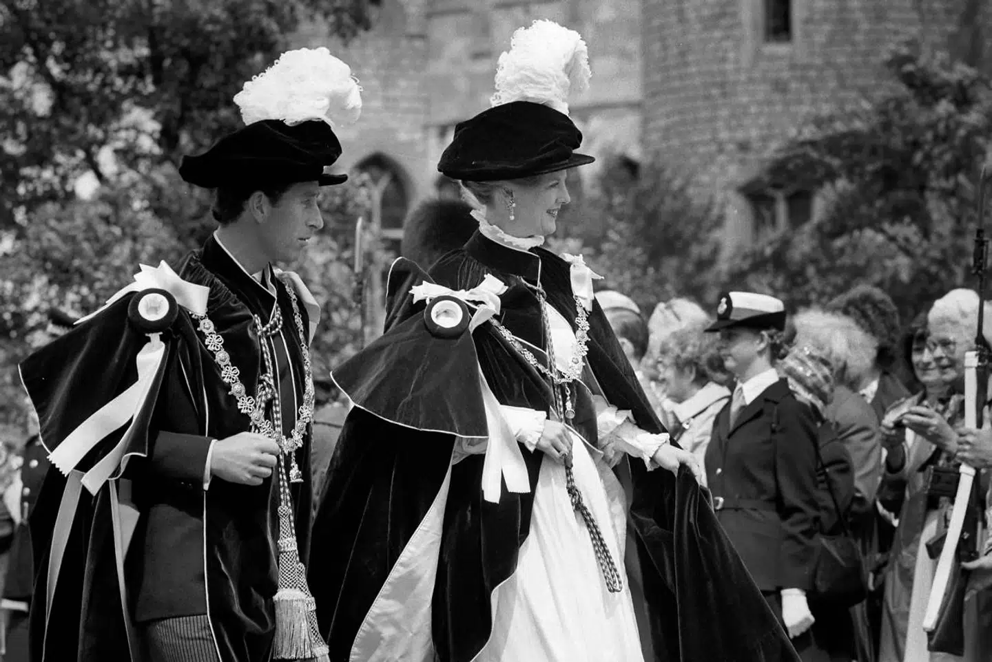 Dronning Margrethe blev ledsaget af Prins Charles, da hun i 1980 blev udnævnt til hosebåndsridder på Windsor Castle uden for London. Berlingske berettede dengang blandt andet: Den danske Dronning, der er 70. kvindelige hosebåndsridder, følger sin far i den fornemme orden. Frederik IX blev optaget i verdens ældste orden i 1951. Ordenen blev indstiftet af Edward III i 1348.