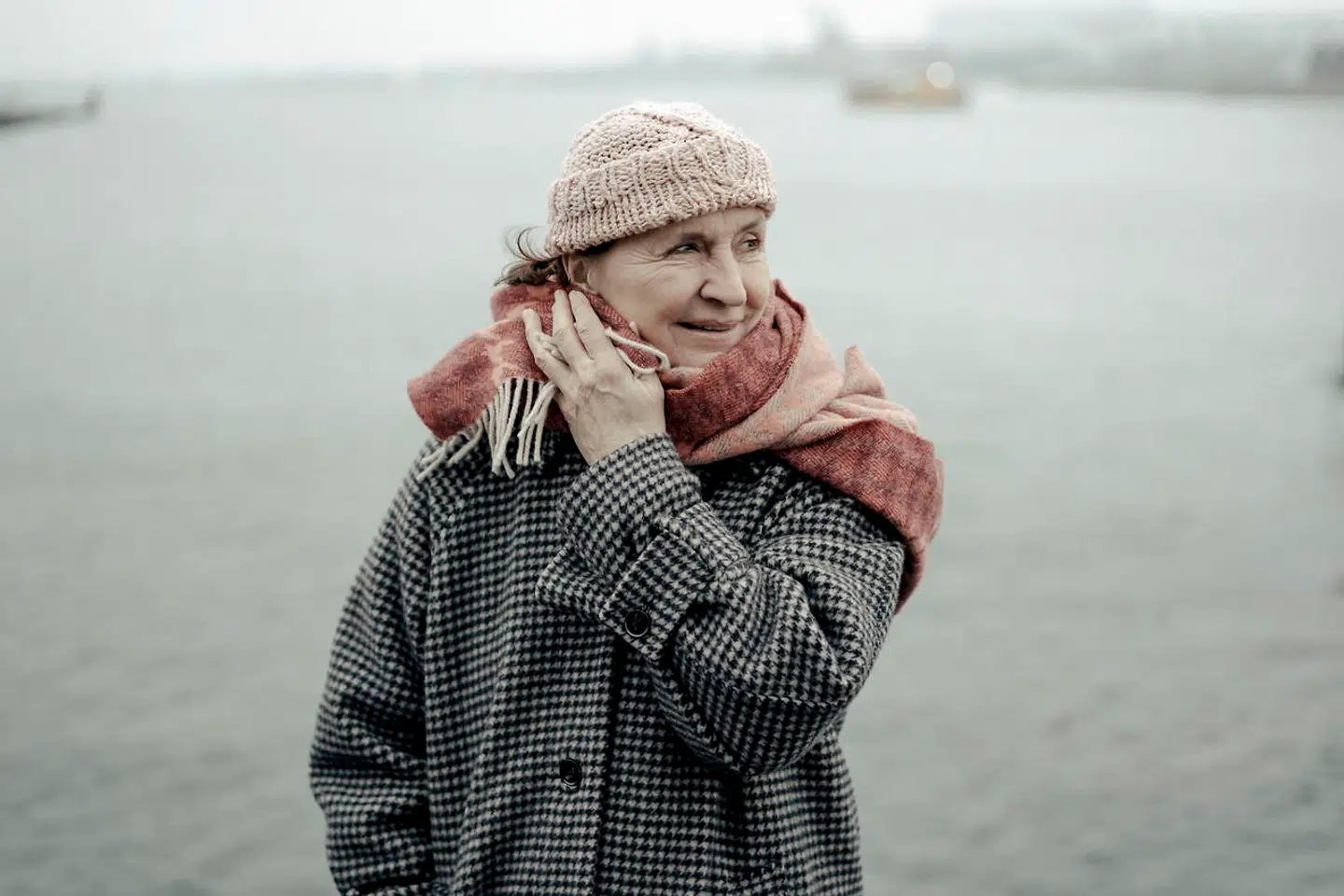 Alderen har givet Karen-Lise Mynster en ydmyghed, som hun godt kan lide, fortæller hun. Men der er også en bagside ved at have levet i næsten 70 år: »Man ser historien gentage sig. Det synes jeg er en besk pille at sluge i forhold til at blive ældre.«