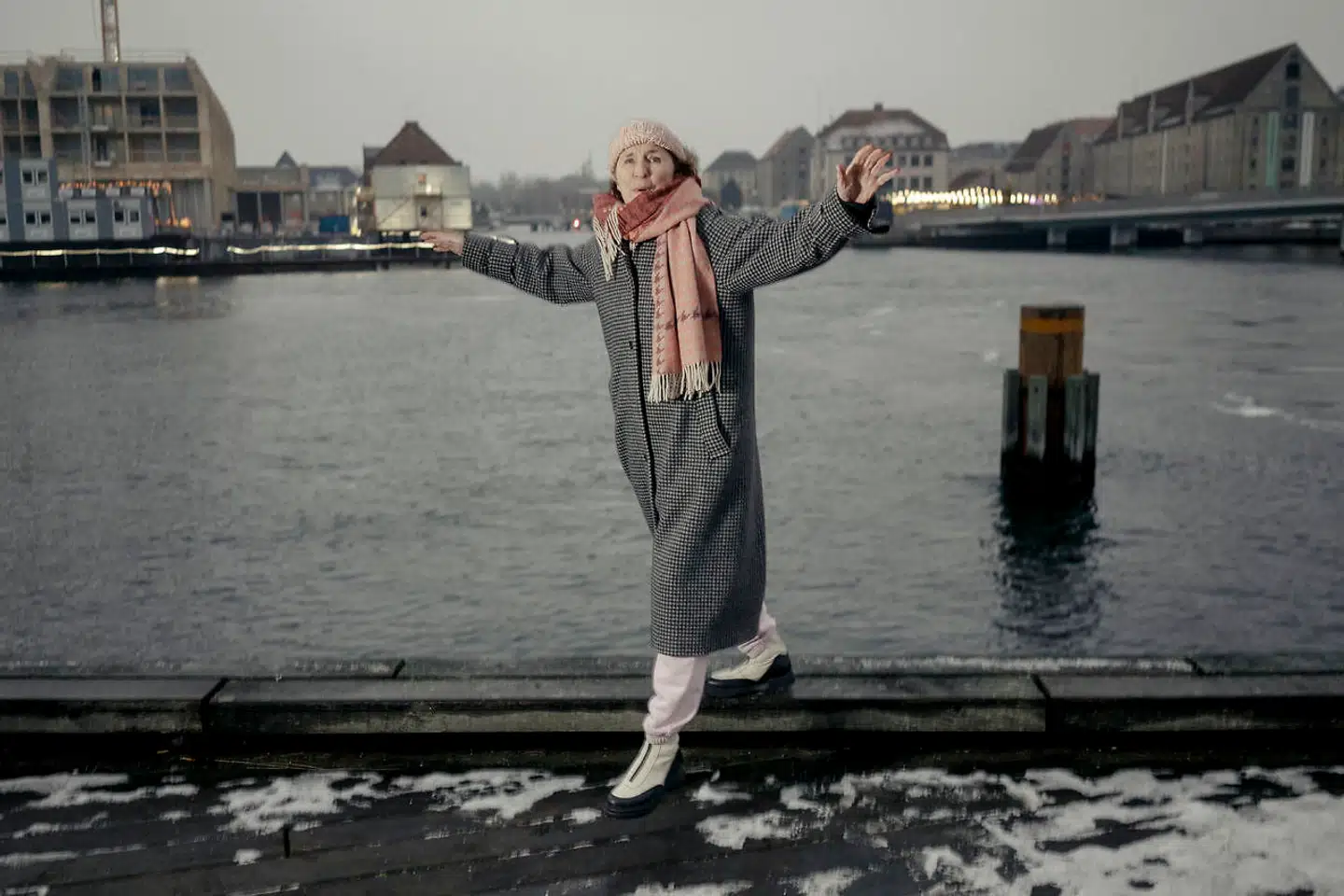 »Hvis ikke jeg var blevet skuespiller, ville jeg gerne have været globetrotter og rejst ud i verden,« siger Karen-Lise Mynster, der gennem årene har fulgt med i journalist og forfatter Jens Bjerres beretninger fra hele verden.