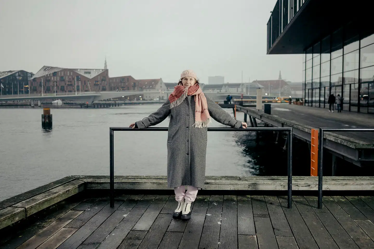 Bogen Fængselsdigte har gjort stort indtryk på Karen-Lise Mynster, som har mødt forfatteren bag, Nara Shabat. Hun sad i et berygtet fængsel i 10 år. Her skrev hun digte, som blev smuglet ud. Digtene er afsættet for forestillingen af samme navn, som opføres i Skuespilhuset senere i januar.