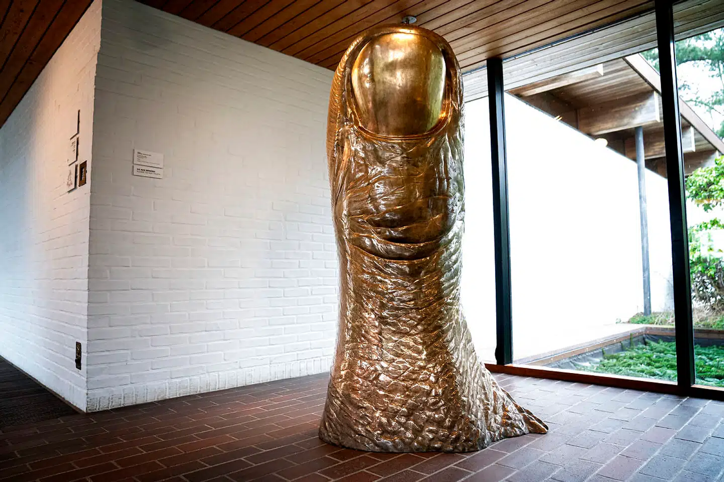 »Noget af det første kunst, jeg husker, er den store bronzeskulptur af en gigantisk tommeltot af billedhuggeren Cesar,« fortæller Ibi Støving – César: Le grand pouch/Den store tommerfinger fra 1968 på kunstmuseet Louisiana.