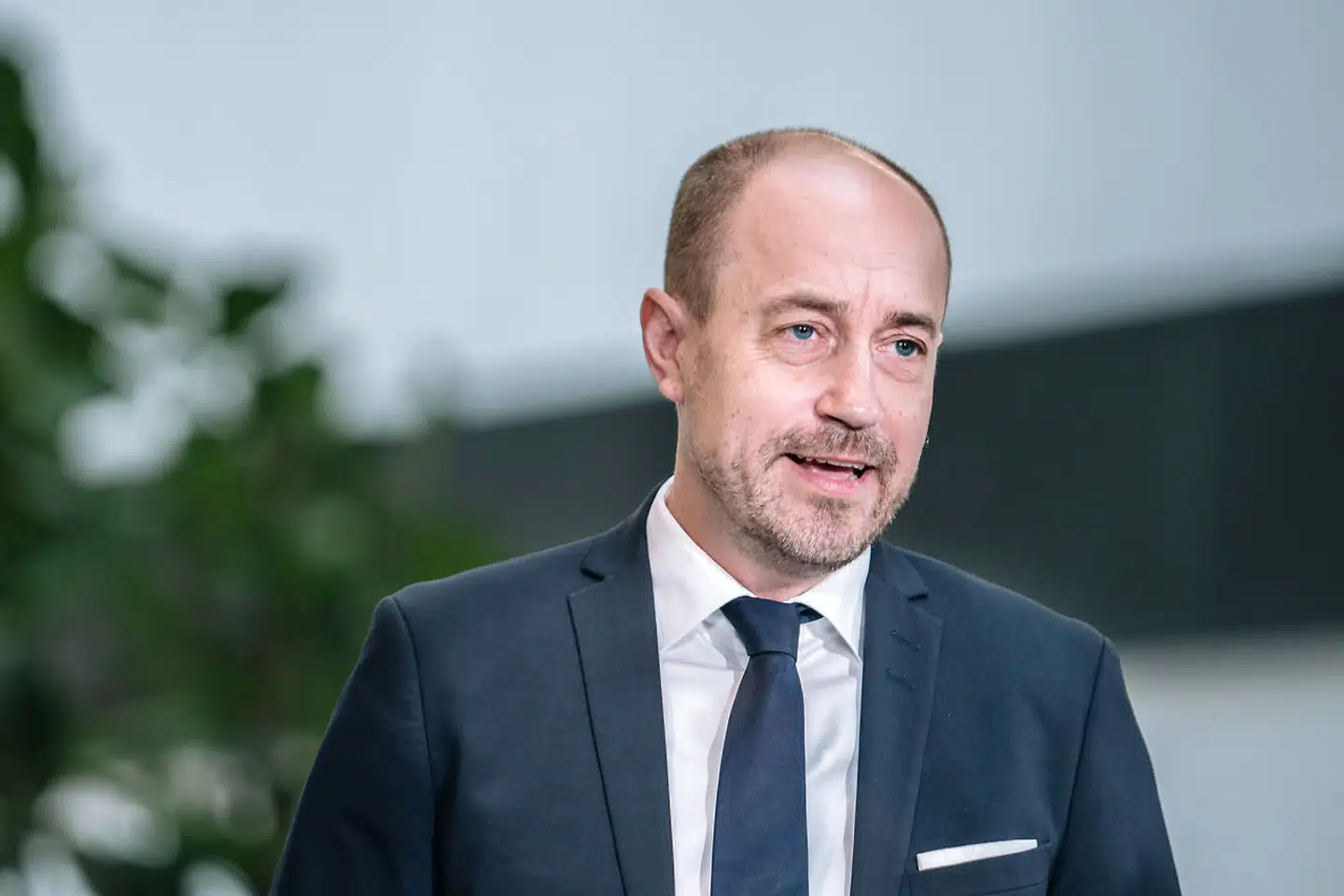 Regeringens strategi med hensyn til massetest bør ses kritisk efter i sømmene lyder det fra eksperter og politikere. Sundhedsminister Magnus Heunicke afviser dog eksperternes kritik. Han mener, at den massive testning har været alle pengene værd.