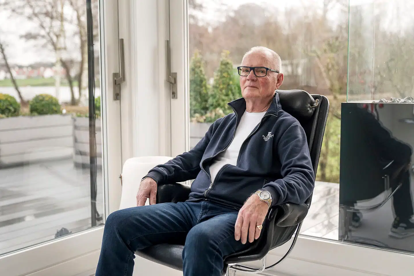 Bjarne Egstrand bor med sin kone i udkanten af Hørsholm i et hus, der ligger klos op ad Helsingørmotorvejen.
