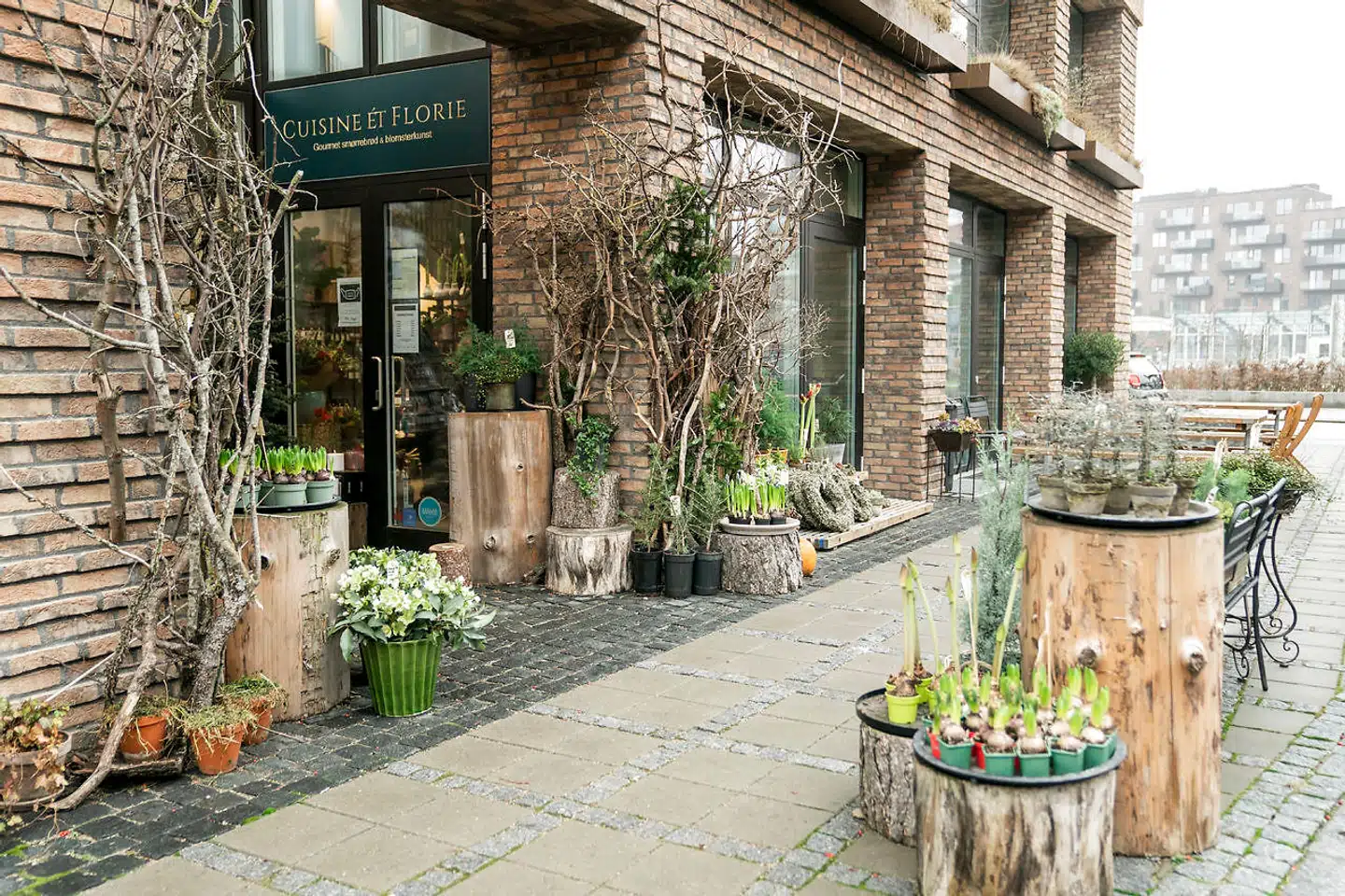 Ved det gamle Grønttorv i Valby er der boligblokke, så langt øjet rækker. En enkelt undtagelse er dog blomster- og smørrebrødsbutikken, Cuisine et Florie.