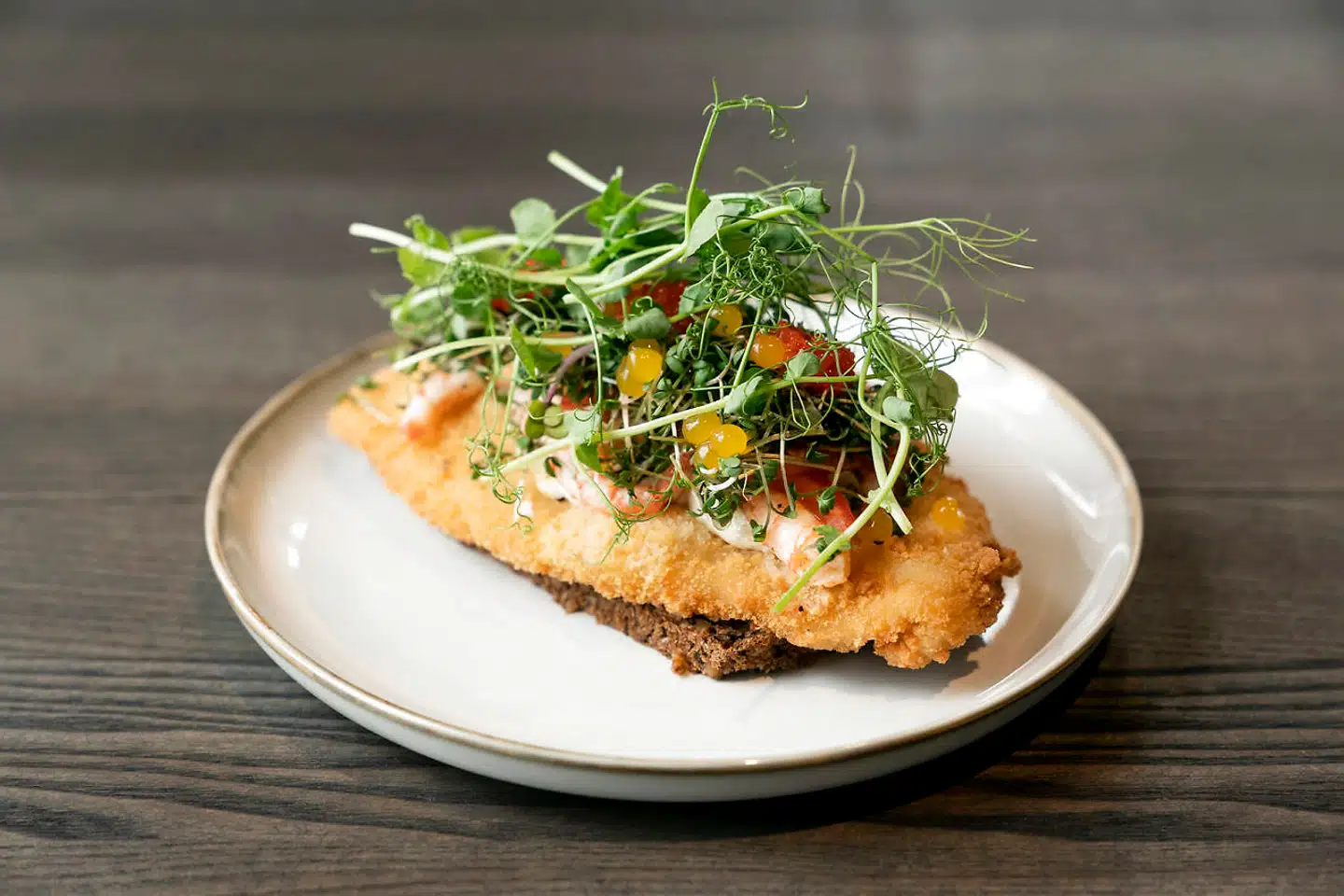 Rødspætte med rejer.