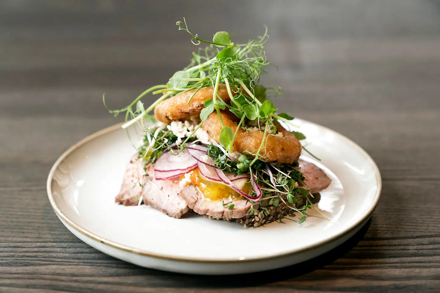 Roastbeef med friterede løgringe.