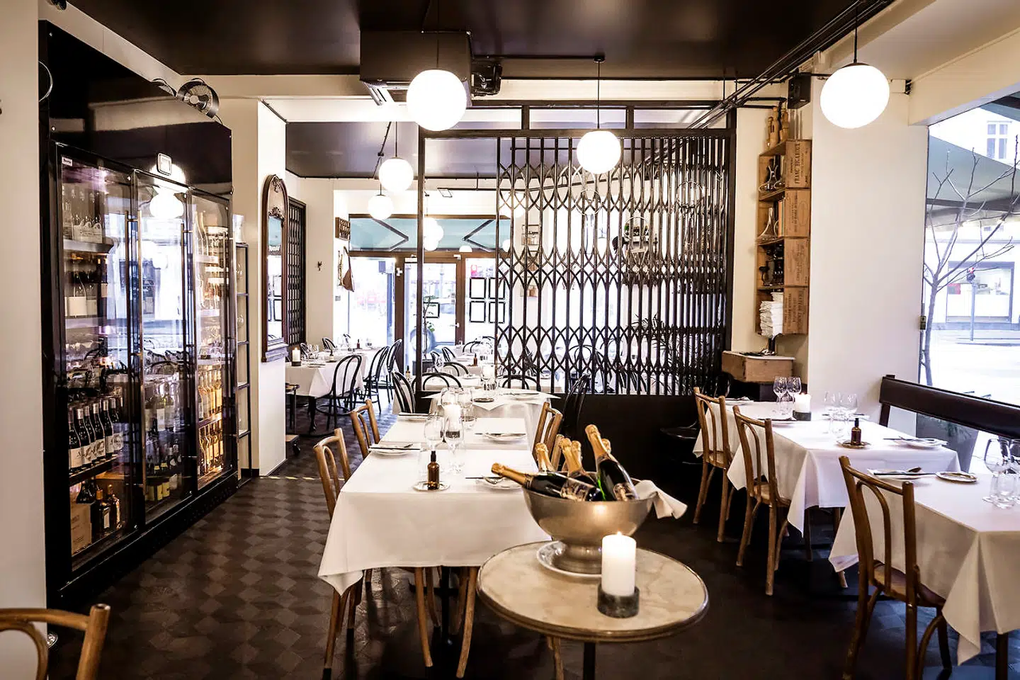 Brasserie Saigon ligger på den modsatte side af Vesterbro Torv – blot otte husnumre fra de beskedne lokaler, hvor det hele startede.