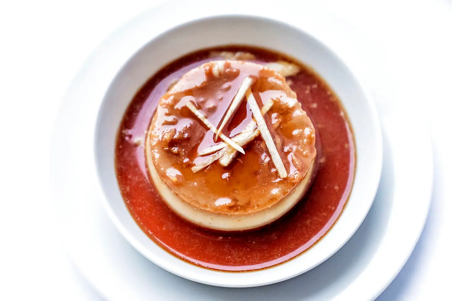 Flan med ingefærsirup.