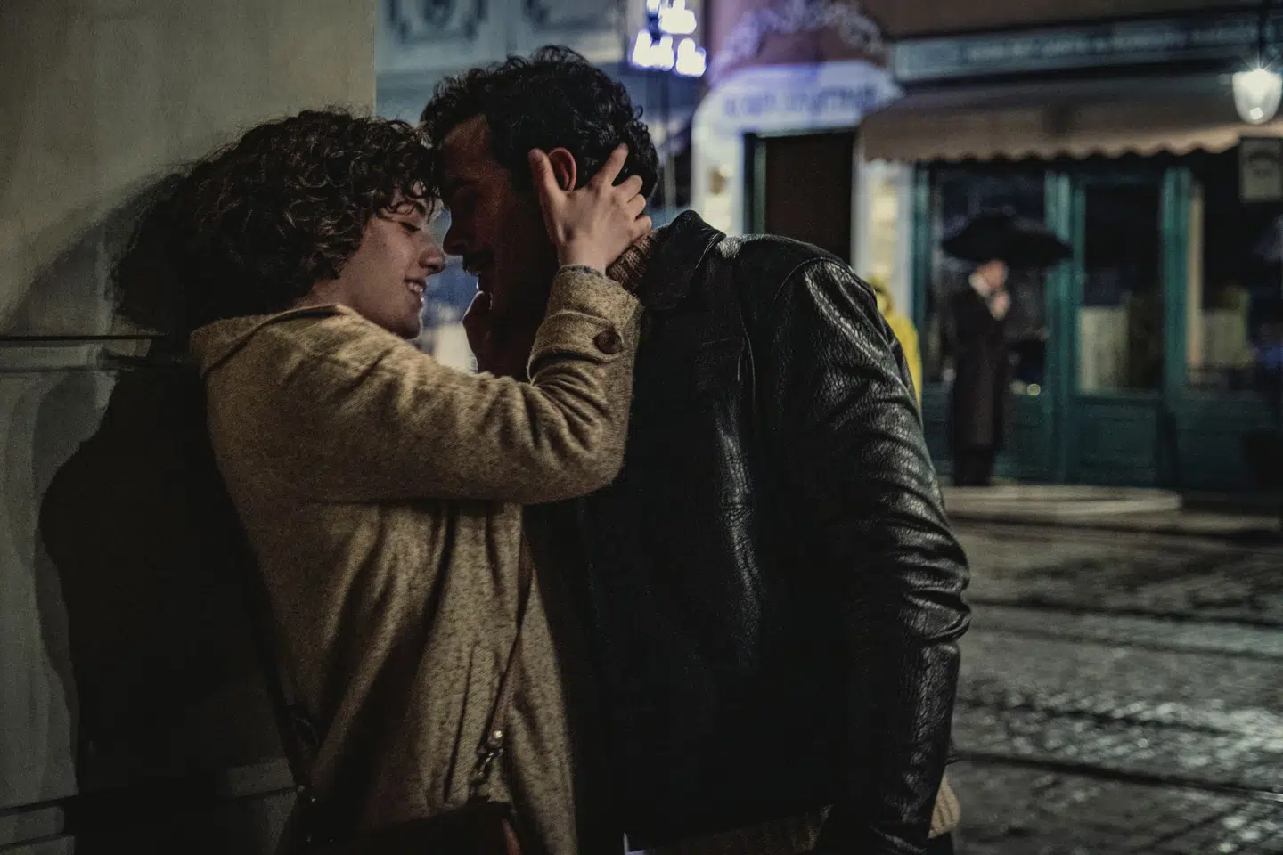 Asude Kalebek og Baris Arduç i den tyrkiske Netflix-serie »The Club«. Serien er et eksempel på, at der i de senere år er kommet større variation i jødiske karakterer på film og tv, siger forfatter Heidi Laura. Foto: Netflix