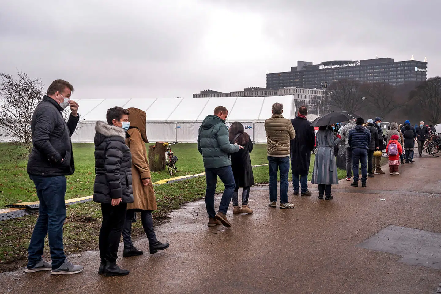 Eksperter kritiserer nu, at man ikke undersøger, om den milliarddyre danske teststrategi er effektiv. Her er der kø ved vaccinations- og testcentret i Fælledparken i København.