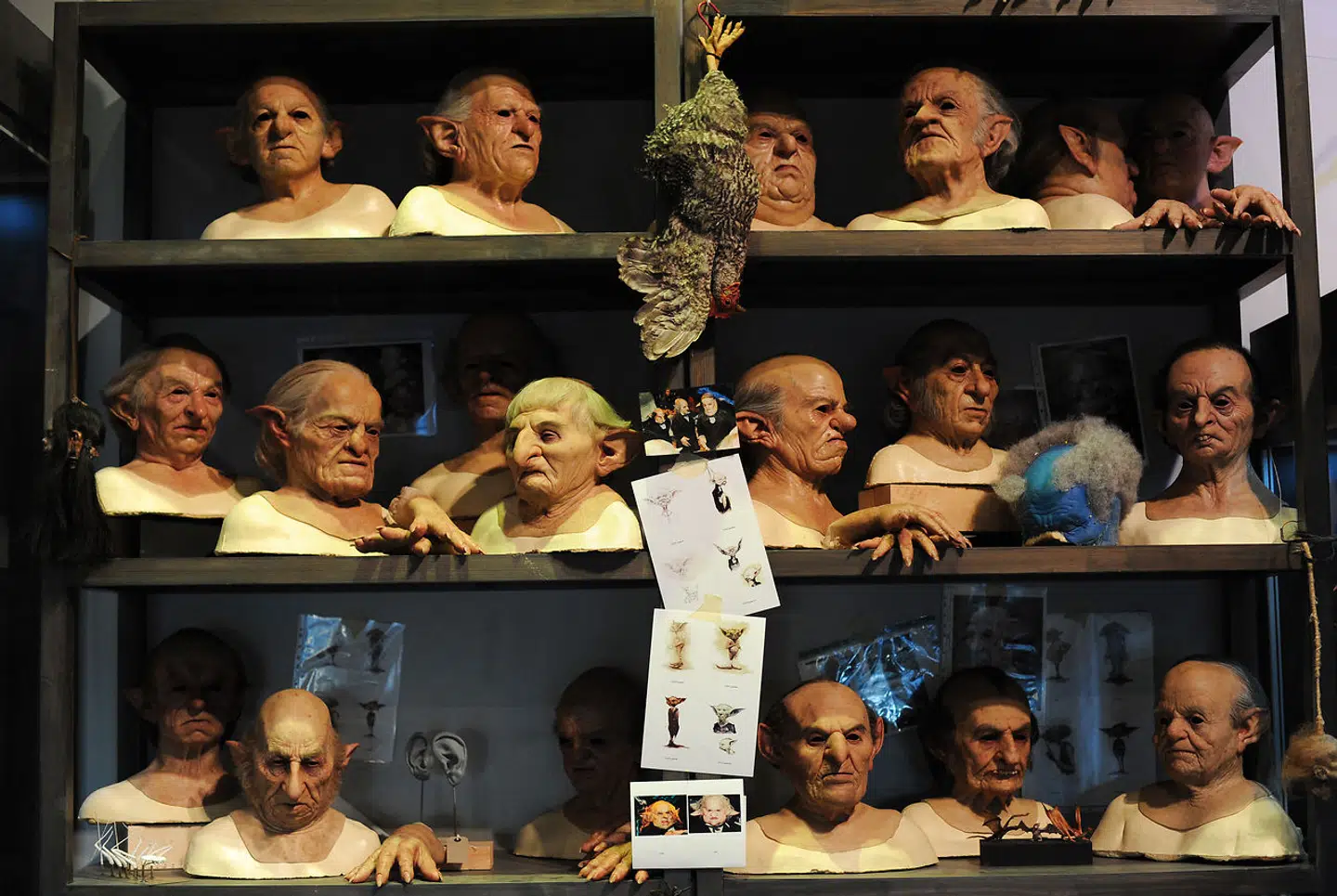 Her er masker, som forestiller de goblins – eller nisser – som komikeren Jon Stewart mener er antisemitiske karikaturer.