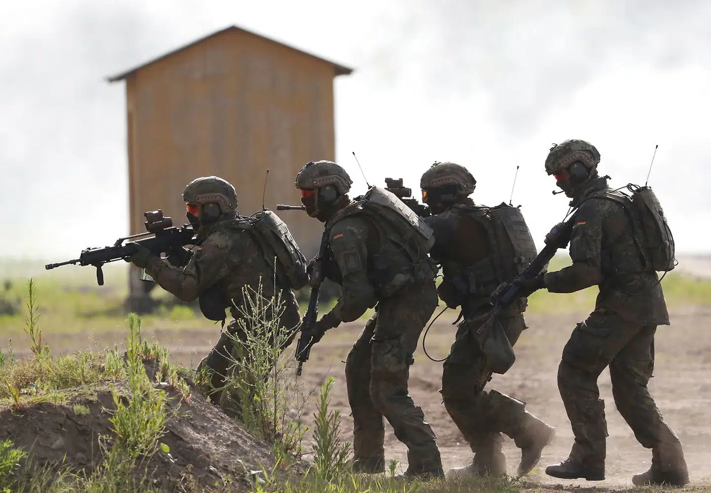 Tyske soldater har deltaget i indsatser i blandt andet Afghanistan, Afrika og Baltikum de seneste år. På billedet træner tysk infanteri under en øvelse i Münster. Efterretningstjenesten har afdækket, hvordan op mod 1.400 tyske soldater og politifolk har deltaget i blandt andet højreekstreme chatgrupper og støttet højreekstremisme. Arkivfoto: Focke Strangmann/EPA/Ritzau Scanpix
