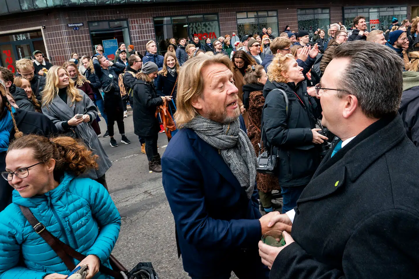 Sådan så det ud, da Radio24syv sendte for sidste gang. Det var 31. oktober 2019. Direktør på Radio24syv, Jørgen Ramskov, gik ud og hilste på lytterne, der var mødt op i Dahlerupsgade i København, hvor stationen havde sine lokaler.