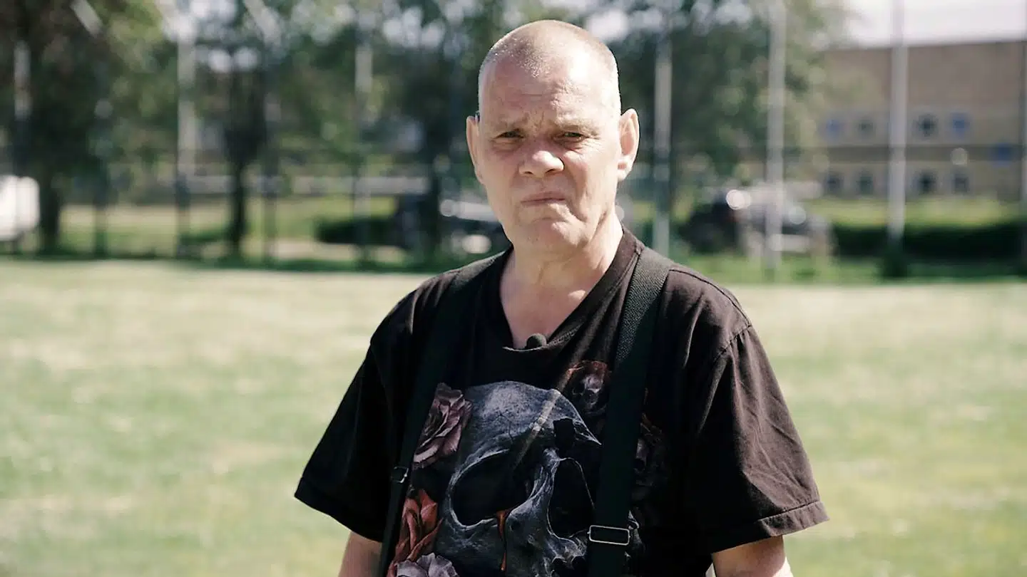 »Kunne man forestille sig samme programserie om Peder Madsen, Peter Lundin og Amagermanden? Næppe. Både ofre og familier på begge sider af tragedierne fortjener bedre.« skriver Aminata Amanda Corr i denne anmeldelse.