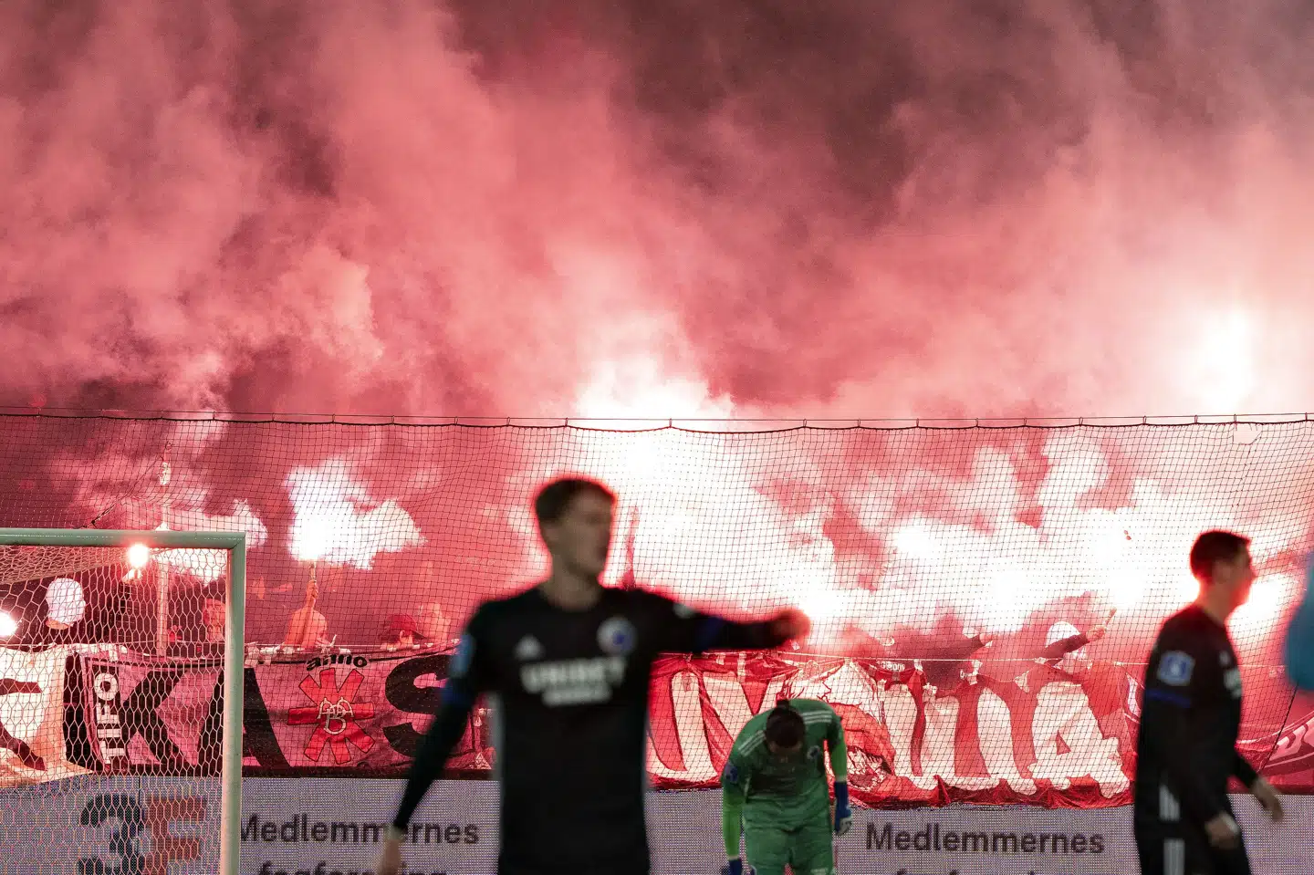 Både AaB og FCK bliver straffet for brug af pyroteknik i deres kamp i november. Desuden straffes AaB for homofobiske tilråb. Henning Bagger/Ritzau Scanpix