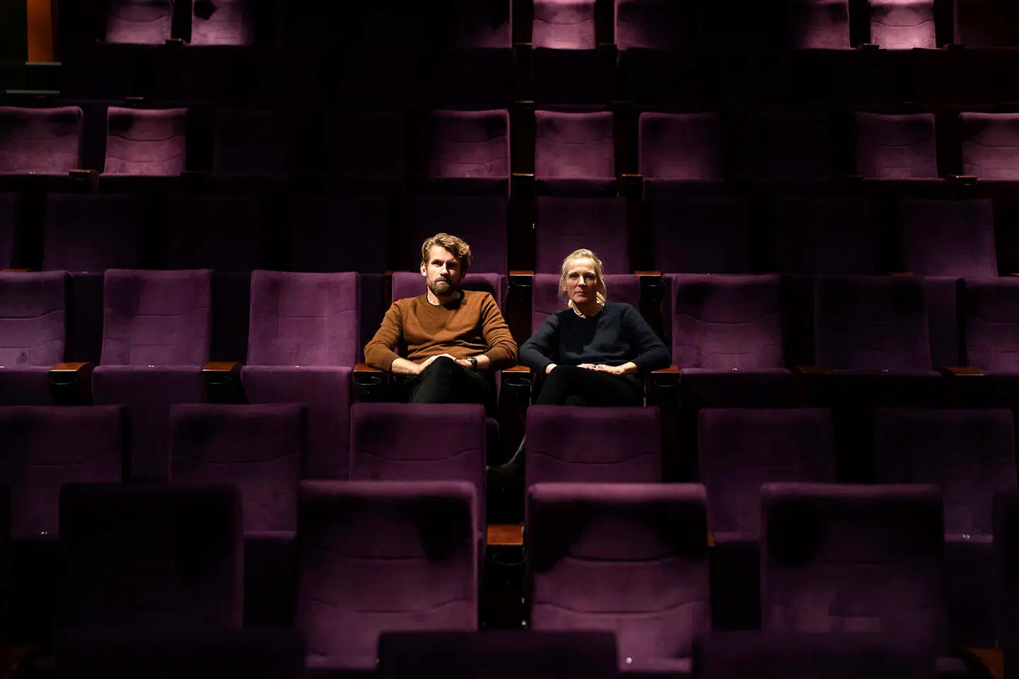 Emil og Marie Louise Mark Nørholm i biografsalen i Humle Bio i Humlebæk, som de har drevet i en årrække. De opfordrer politikerne på Christiansborg til så hurtigt som muligt at genåbne biograferne.