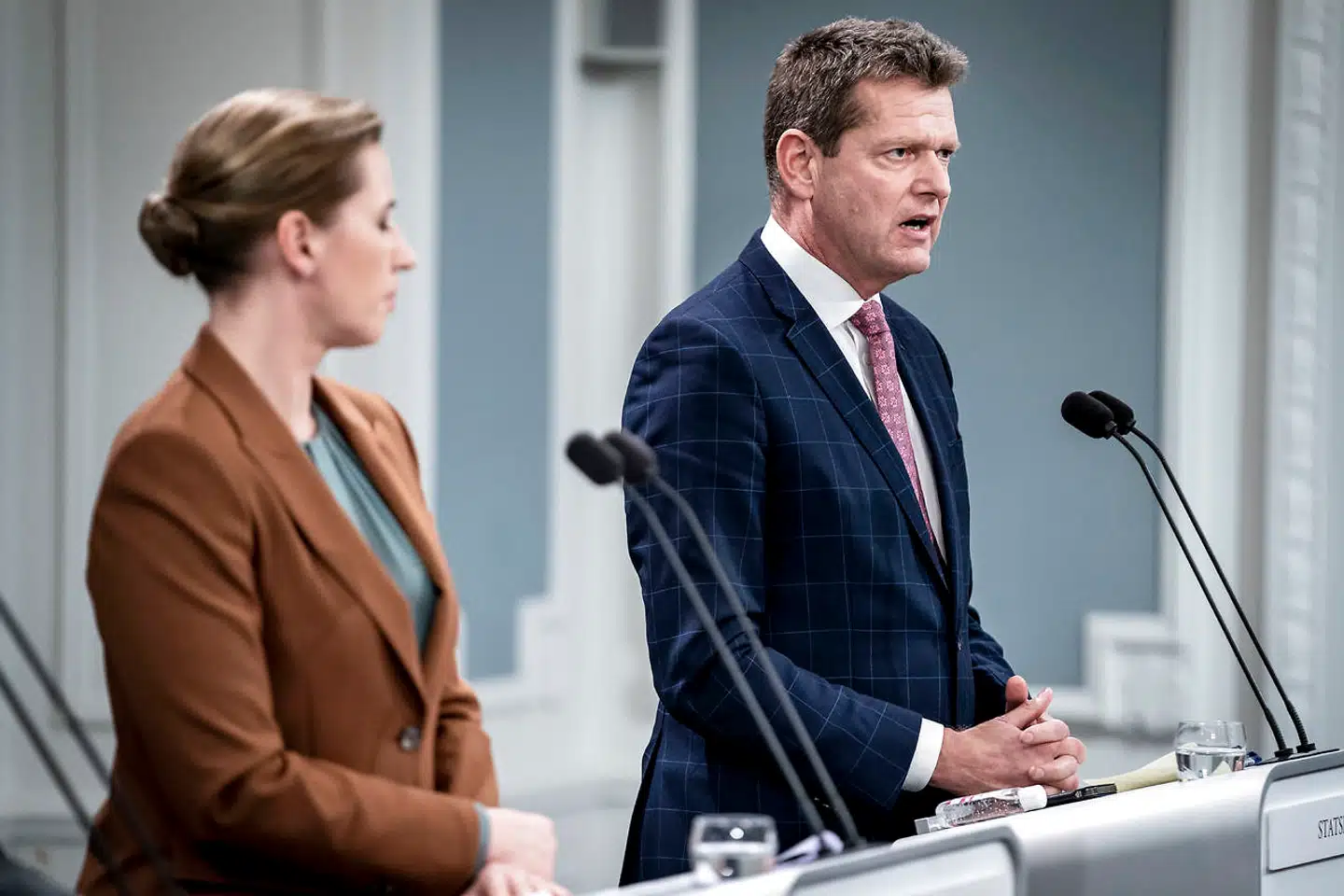 Arkivfoto: Statsminister Mette Frederiksen (S) og direktør i Sundhedsstyrelsen Søren Brostrøm under pressemøde om coronasituationen i Spejlsalen i Statsministeriet i København, onsdag den 8. december 2021.