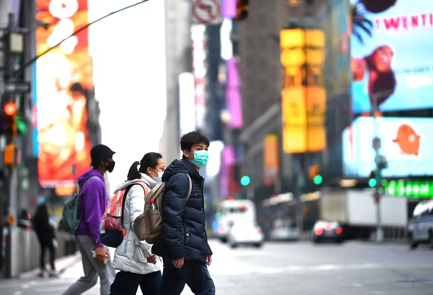 Den nye og stærkt smitsomme omikronvariant spreder sig hastigt over det meste af verden, men mere og mere peger på, at vi ikke behøver at bekymre os voldsomt over den, især hvis man er vaccineret. Arkivfoto.