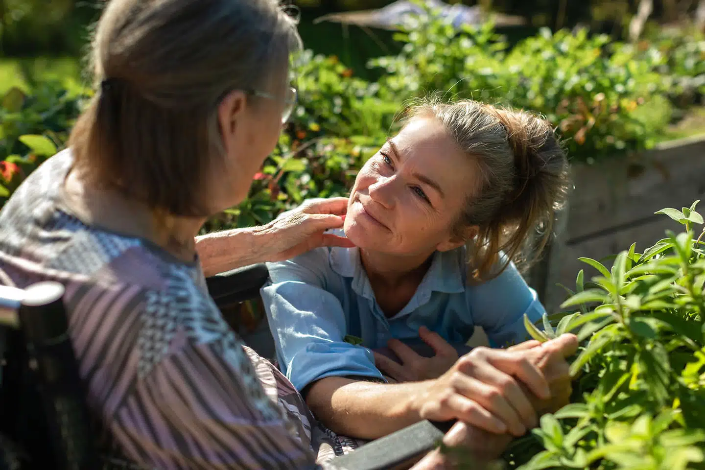 På Dagmarsminde tror man på berøring, øjenkontakt – og kage. Det virker faktisk, som om alle kan lide at være der.