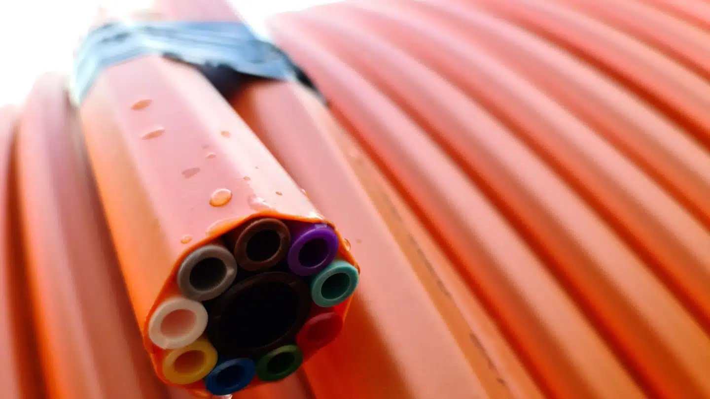Der er stadig større kamp om at sælge hurtige internetforbindelser til danskerne gennem blandt andet de nye fibernet, som der landet over lægges kabler ned til overalt. Med et lynopkøb skaffer energiselskabet Ewii sig adgang til at kunne sælge forbindelser i store dele af Danmark.