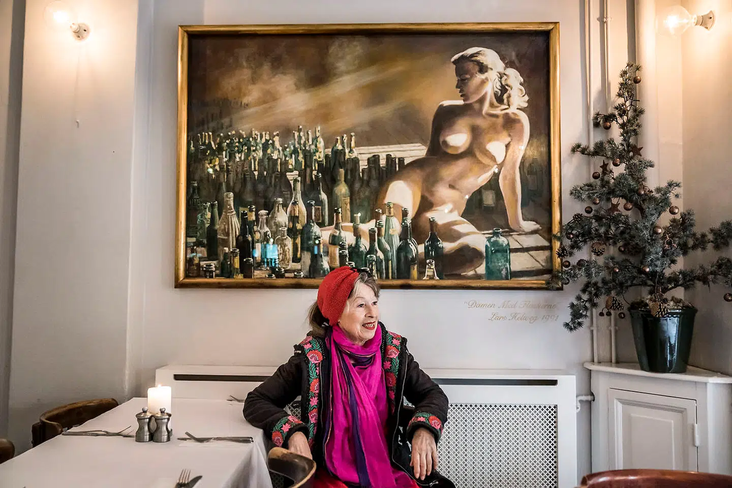 Mange kender motivet »Damen med flaskerne«, som hænger på Café Wilder. Det er malet af Anne marie Helgers svoger, Lars Helweg, og blev for alvor berømt, efter at Lukas Graham brugte det på et albumcover i 2012.