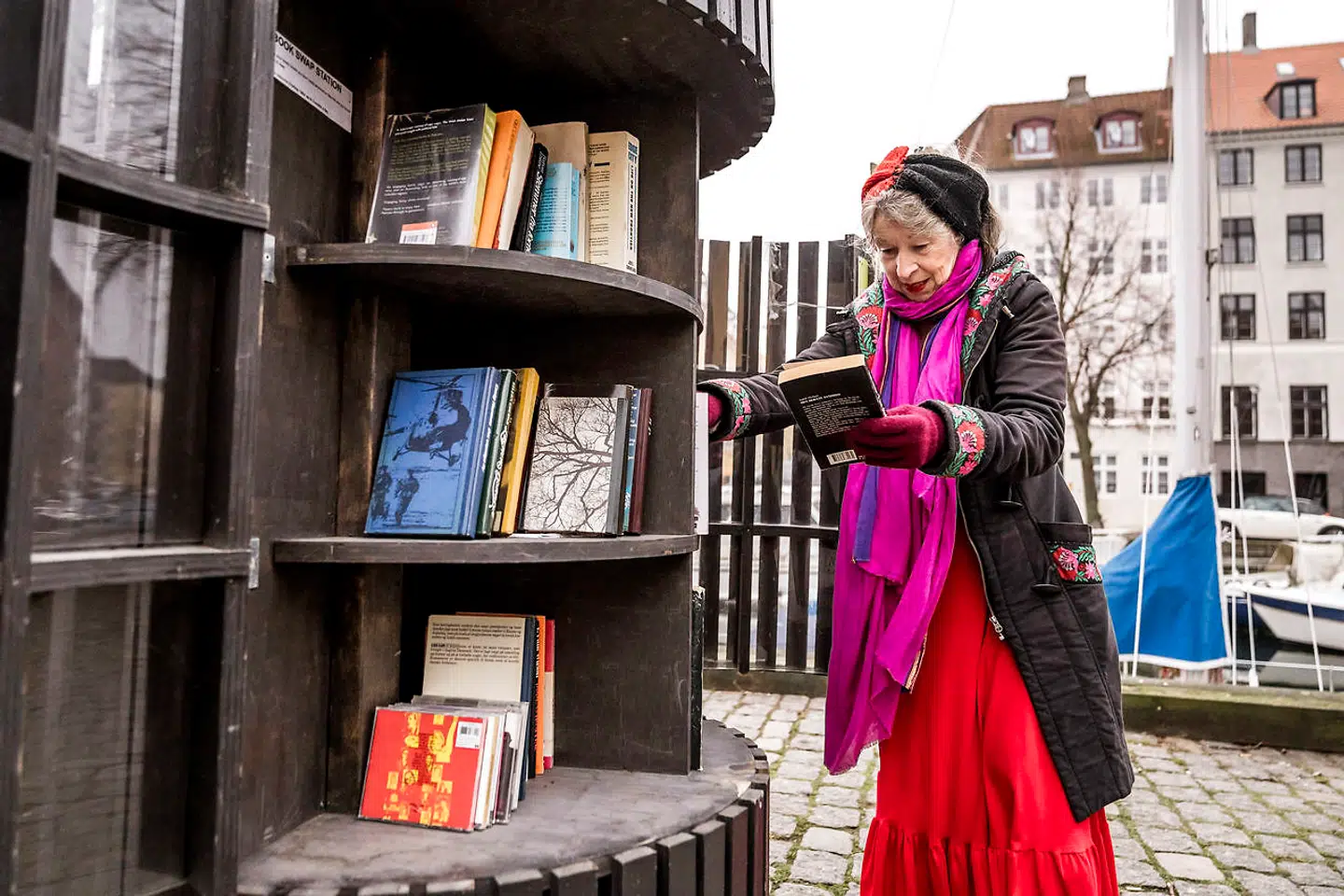 Anne Marie Helger har ikke noget fjernsyn. Til gengæld læser hun en masse, så det er praktisk, at man kan bytte bøger på gaden.