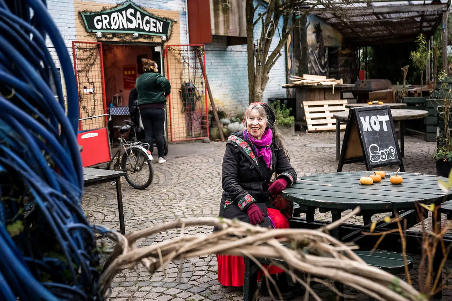Anne Marie Helger er ikke meget for det strømlinede. Det er en af årsagerne til, at hun godt kan lidt Christiania, hvor der er plads til tilfældigheder, fortæller hun.