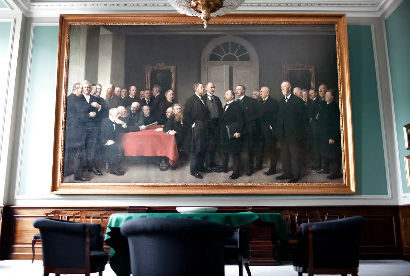 I Folketingets Samtaleværelse hænger der allerede et gruppeportræt af 30 mænd udført af en af samtidens store portrætmalere Herman Vedel i 1915. Nu er det kvindernes tur til at få deres eget portræt i samme rum.