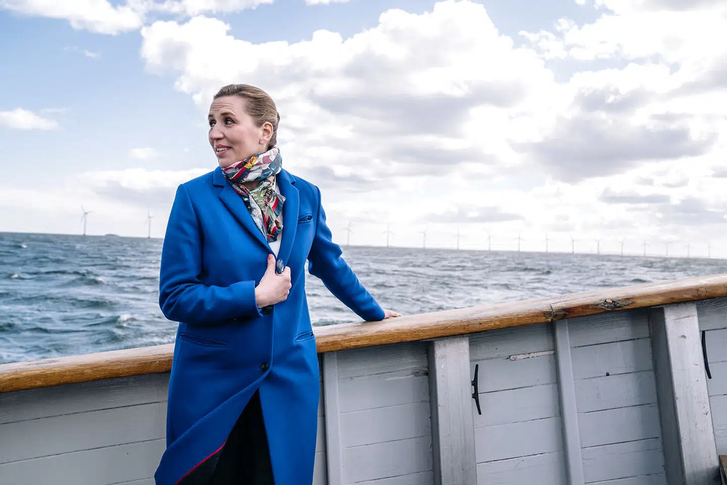 Vindmølleparker og energiøer er helt nødvendige for at opnå den mængde grøn strøm, der skal bruges til produktionen af grønt brændstof. Her er statsminister Mette Frederiksen (S) ude og se Middelgrundens vindmøller ved København i april 2021.