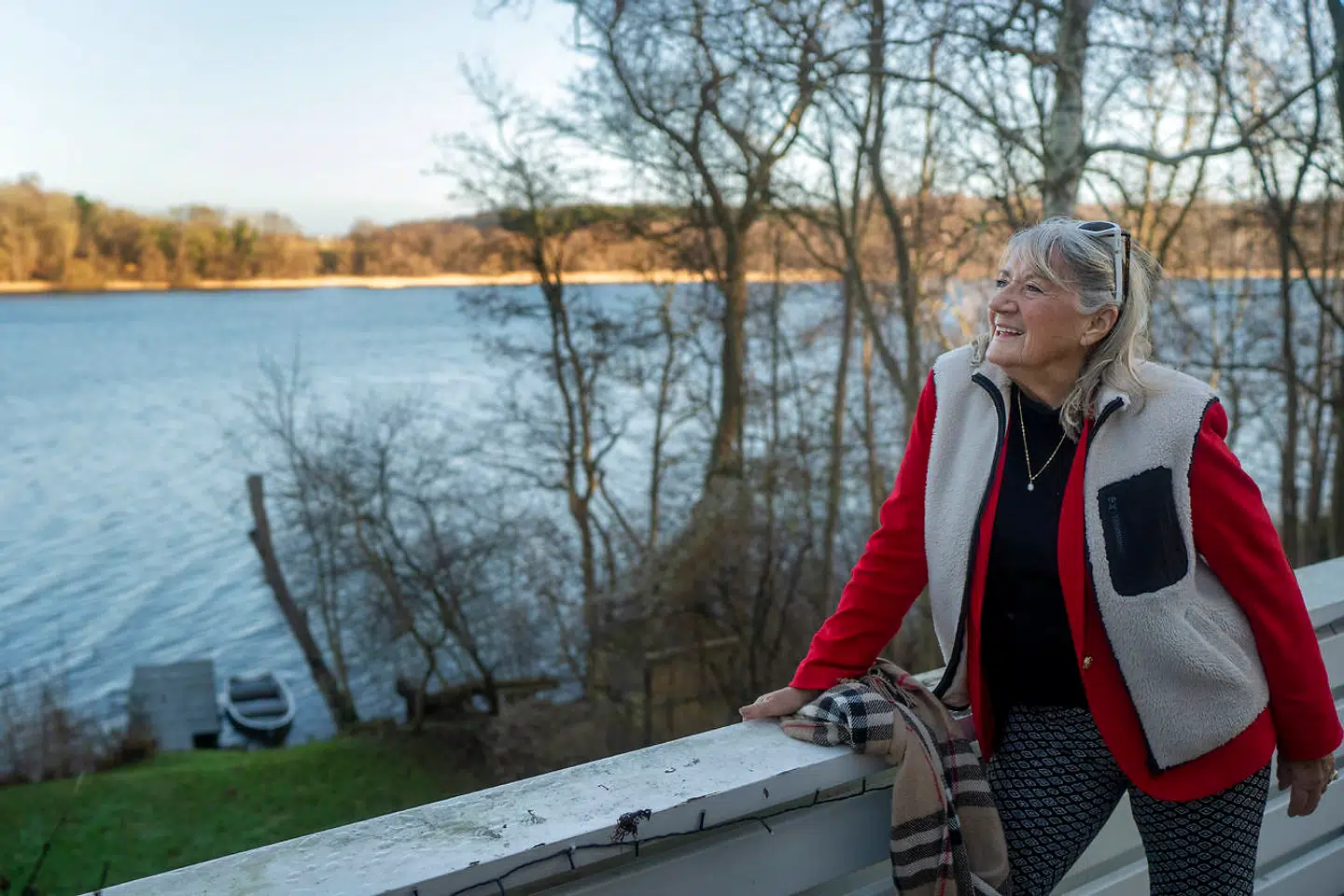 Sammen med Marianne bor Britt Bendixen tæt ved en skovsø og en badebro, hvorfra de springer på hovedet i søen om sommeren.