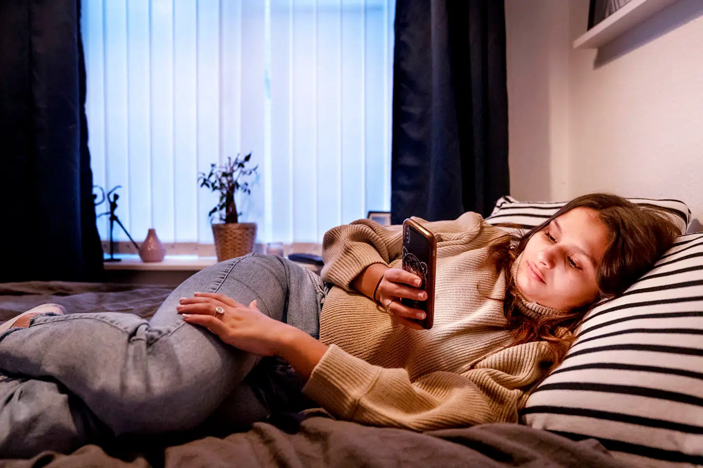 17-årige Catalina er storforbruger af Snapchat, TikTok og Netflix inden sengetid. I en uge har hun holdt digitale skærme ude af soveværelset for at forbedre sin søvnrytme.