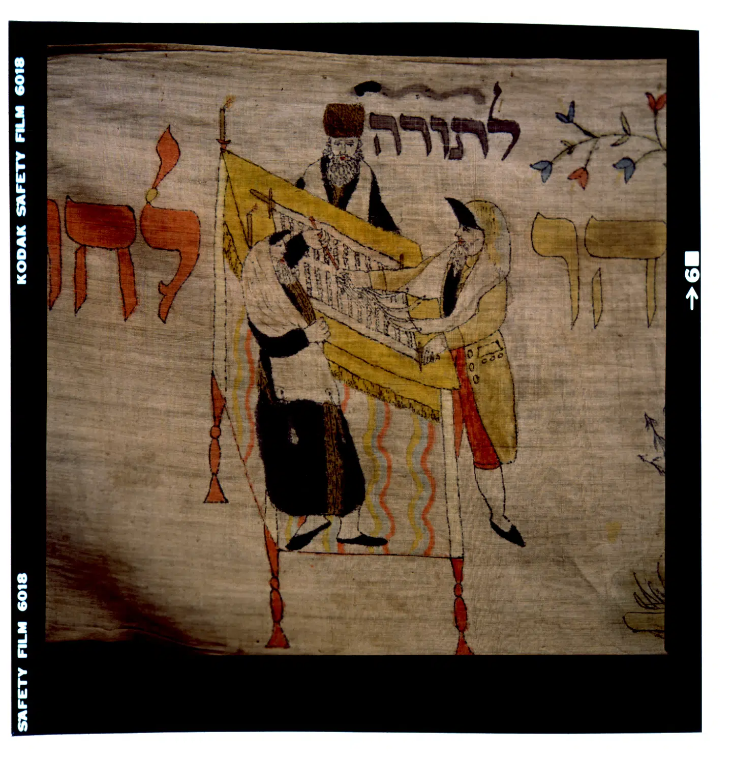 En scene fra en dansk torahvimpel fra 1800-tallets begyndelse. En vimpel blev givet til synagogen, når en dreng fødtes. Disse smukke vimpler var påmalt scener fra jødisk liv. Her ses religiøse mænd læse op fra Det Gamle Testamente. De ligner fuldkommen personerne fra Netflix-serien Shtisel. Scanpix.