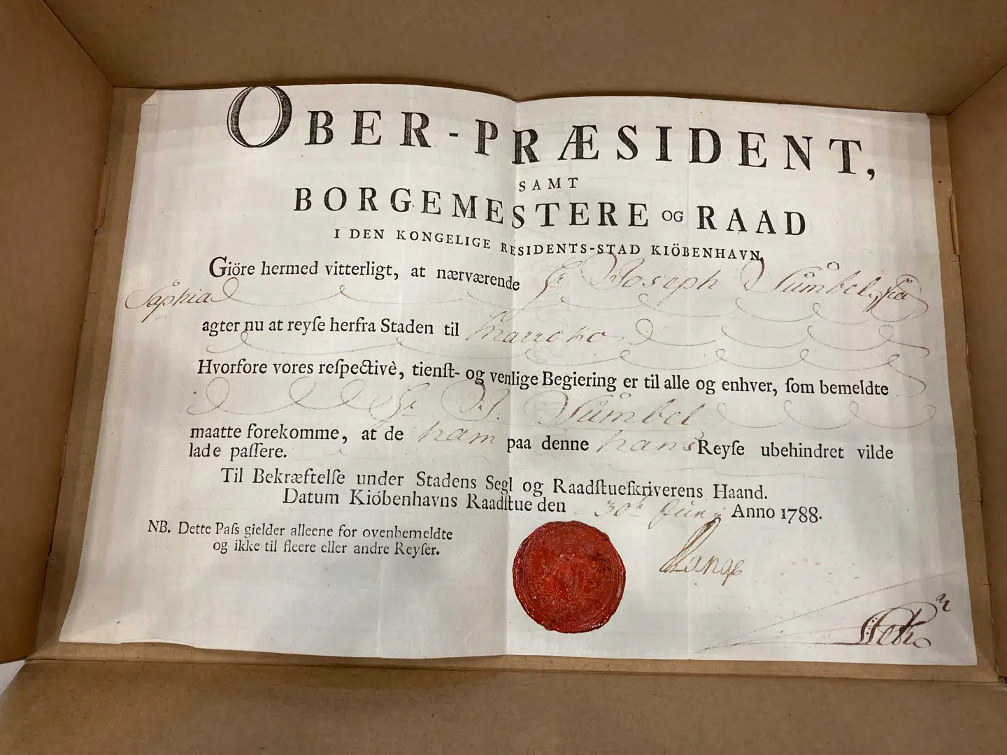 De danske myndigheders rejsepas til Marokko til Joseph Sumbel 30. juni 1788. Mon ikke, at man på den måde ville skaffe sig af med den besværlige Joseph Sumbel? Men Sumbel rejste aldrig til Marokko, og næste gang vi møder ham er i den danske forfatter Jens Baggesens roman »Labyrinthen«, i den sydlige danske by Altona, hvor Sumbel er ved at blive stenet til døde.