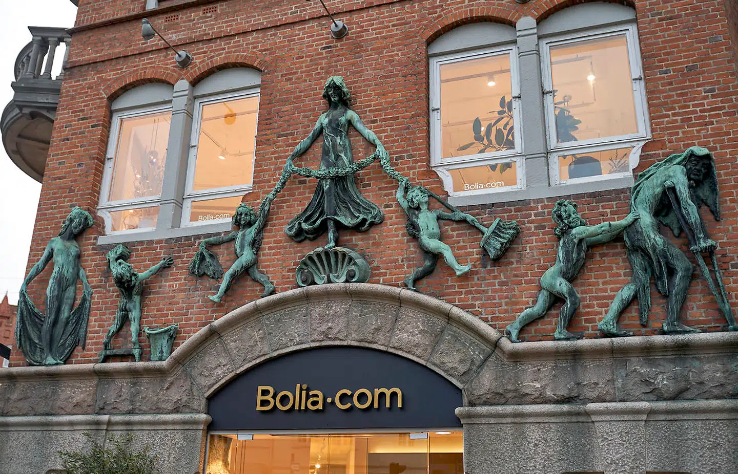 Tegners »Forårsrengøring« har noget ukarakteristisk legende, næsten pjattet over sig. Den raffinerede leg med billedplan og virkelighed er meget moderne.