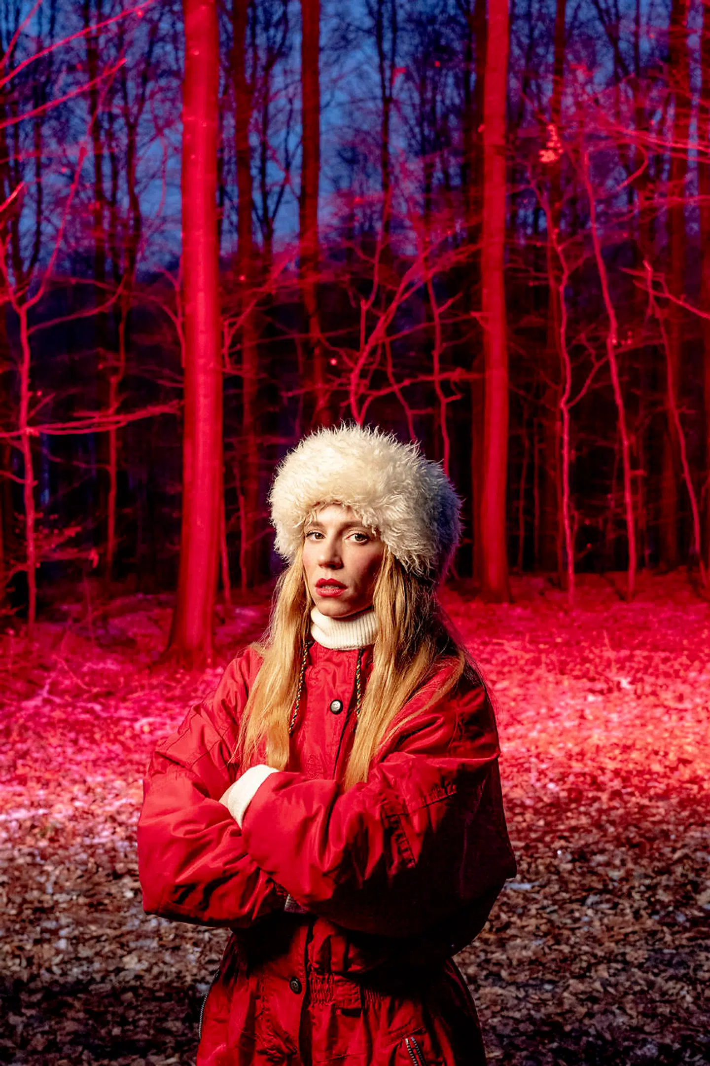 Inden Emma Sehested Høeg blev optaget som skuespillerelev på Statens Scenekunstskole, var hun tæt på at komme ind på sangskriverlinjen på Rytmisk Musikkonservatorium. For nylig sprang hun ud med sit første musikalske soloprojekt under kunstnernavnet Dame Dearest.