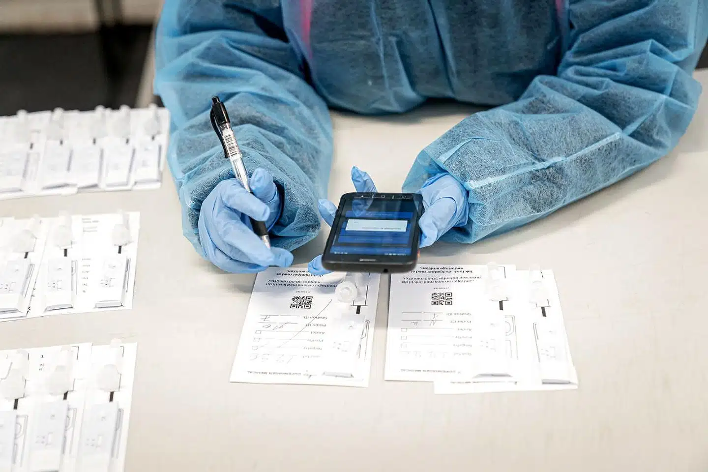 Det er i disse år, vi for alvor begynder at overveje, hvad vi er som samfund, når krisen rammer os, og de mest akutte funktioner omkring os bliver presset, mener Leif Donbæk.