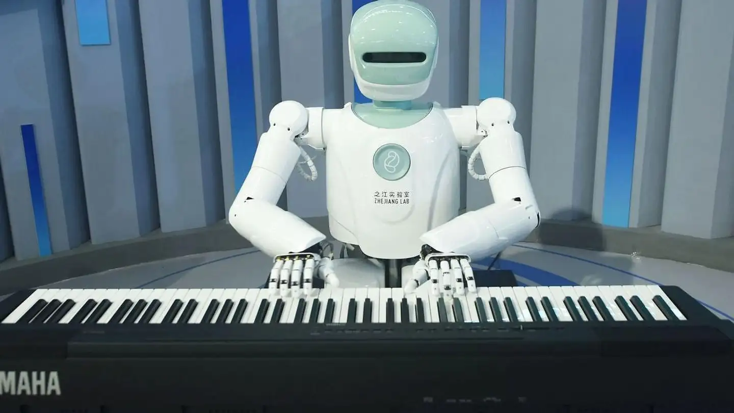 Der strømmer liflige toner ud gennem fingrene, takket være kunstig intelligens i den menneskestore robot. Men der er skyggesider ved den nye teknologi, som spreder sig i virksomhederne, hos myndighederne og i hjemmene. For den selvtænkende og selvlærende teknologi kan også bruges til lyssky formål.