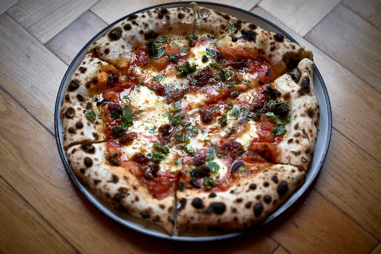 Pizza er ikke længere bare pizza. Her pizza med røget mozzarella og Nduja på Bæst.