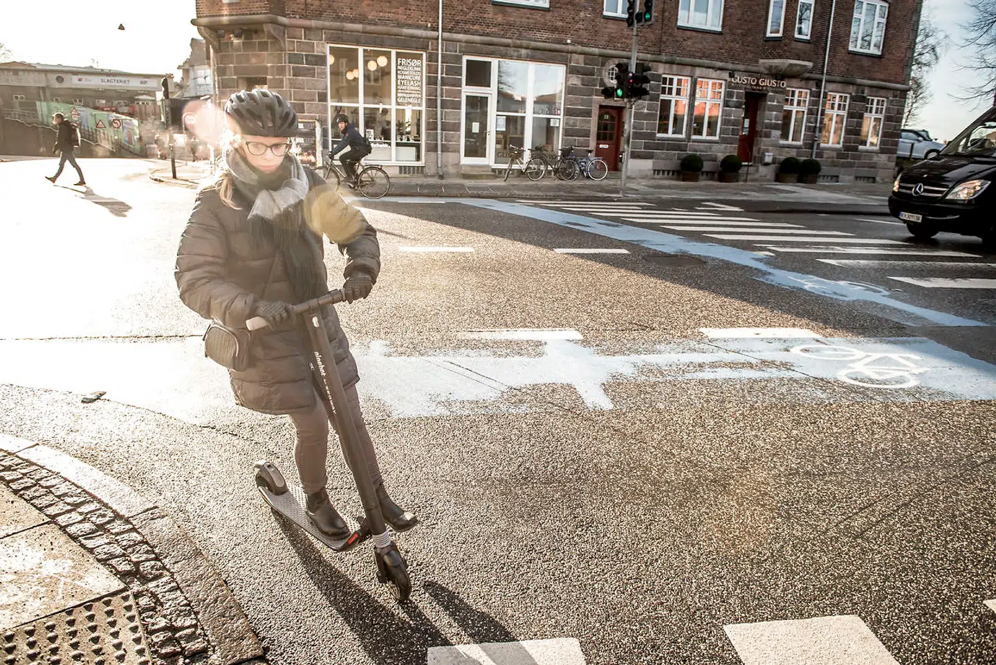 Det er slut med lækkert hår efter en tur på elektrisk løbehjul. Fra i dag er hjelm lovpligtigt elløbehjul og eksempelvis elektriske skateboards.
